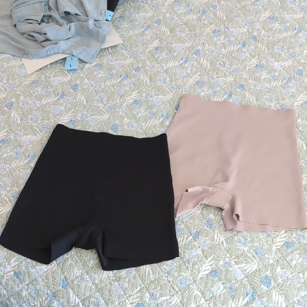 Skinnygirl Seamless Bike Shorts — Black & Light Taupe